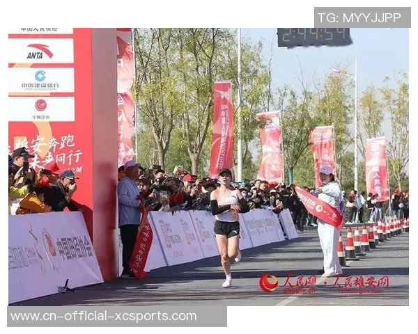 爬860级台阶是种什么体会？老外组团应战重庆“笔直马拉松”